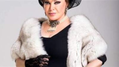 صفية العمري تستعير حذاء هند عاكف أثناء تكريمها بدار الأوبرا