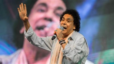 محمد منير في حفل الإسكندرية| بكاء مفاجىء وتوقُف عن الغناء ..ماذا حدث؟