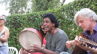 محمد منير في حفل الإسكندرية | موقف مؤثر للكينج على المسرح بسبب الراحل رومان بونكا