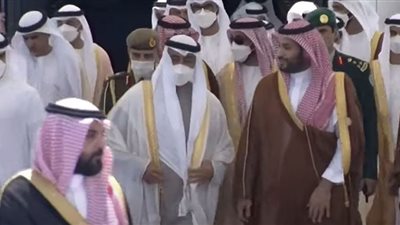 لحظة استقبال بن سلمان لرئيس دولة الإمارات للمشاركة في قمة جدة (شاهد)