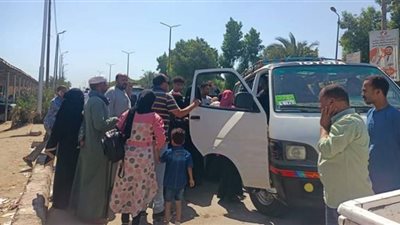 رئيس مدينة دشنا يتابع سير العمل بموقف الأجرة ويوجه بسرعة توفير سيارات بديلة للمواطنين