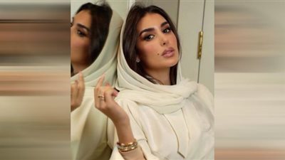 بالحجاب ومن دون مكياج.. ياسمين صبري في الحرم المكي