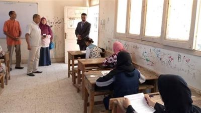 مدير تعليم قوص يتابع امتحانات الدور الثانى للصف الاول الثانوى العام والفنى