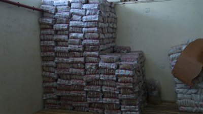 محافظ كفر الشيخ يتفقد منافذ بيع السلع الغذائية والمخازن والتزام الباعة بالأسعار المحددة