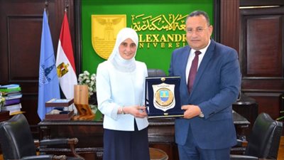 رئيس جامعة الإسكندرية يستقبل طبيبة عيون كرست حياتها لإجراء العمليات بالمجان