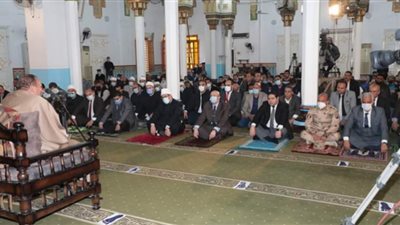 المحافظ ووزير الأوقاف يؤديان شعائر صلاة الجمعة بمسجد عمر بن عبدالعزيز