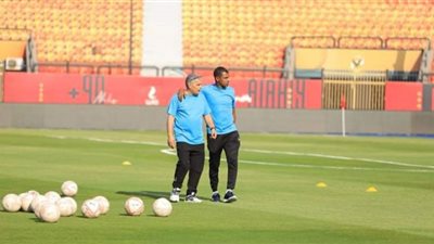 الجهاز الفني للإسماعيلي يتفقد أرضية ملعب المباراة