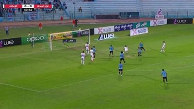 عواد يواصل التألق ويتصدى لتسديدة قوية من الحناوي في مباراة الزمالك والمحلة