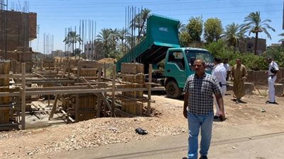 نائب رئيس قوص ينهي عملة بعد نقله لدشنا وإزالة حالة تعدى بدون ترخيص
