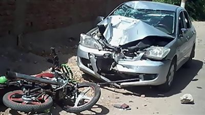 مصرع شاب وإصابة آخر في حادث تصادم سيارة مع موتوسيكل