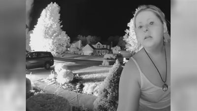 سيدة النار تُنقذ 11 شخصًّا.. منهم 9 أطفال (شاهد)