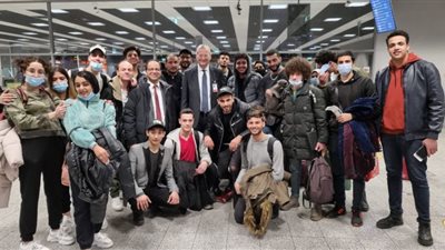 سفيرنا في بودابست يودع المصريين القادمين من أوكرانيا