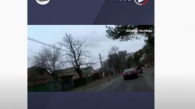 (فيديو) لحظة قصف حي سكني في بلدة إيربين بأوكرانيا