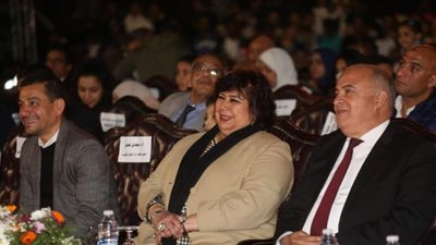 طارق العربى طرقان يشعل حماسة الشباب من أبناء قنا ويستعيد ذكريات الطفولة