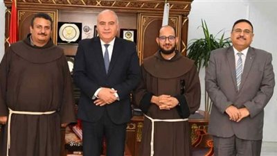 محافظ قنا يواصل إستقبال تهاني عيد الأضحي وبحث الشكاوي