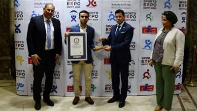 وزير الرياضة يُكرم على منير صاحب الرقم القياسي بموسوعة جينيس فى الجامب اسكوات