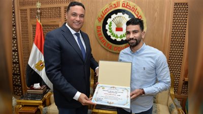 محافظ الدقهلية يكرم أحد مصابى العمليات الحربية فى سيناء