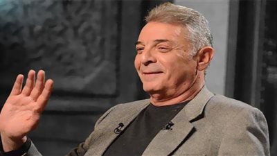 محمود حميدة يتوسط شعب الأقصر البسطاء خلال فعاليات مهرجان السينما