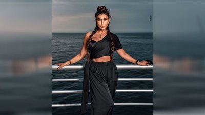 نادين الراسي تبرز نحافة خصرها بفستان مُجسم