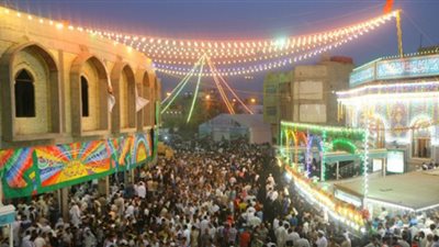 قبل ساعات من مولد الحسين.. السياح يشاركون في الاحتفال (شاهد)