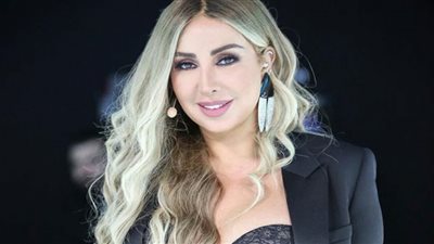 جويل مردينيان تستعرض رشاقتها ببطن مكشوف داخل شوارع مصر