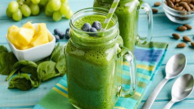 مشروب العنب بالسبانخ والموز.. يدعم المناعة ضد كورونا