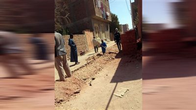 «الداودي»: تغيير خطوط المياه المتهالكة بمدينة قنا وإعادة رصف الطرق بجودة عالية قريبًا