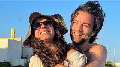 شريف رمزي وريهام أيمن.. رومانسية على الشاطئ (صور)