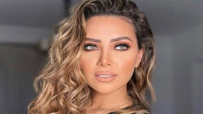 بفستان مُجسم.. هبة عبدالعزيز تستعرض رشاقتها في أحدث جلسة تصوير