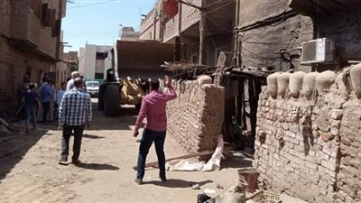 إزالة 7حالات تعدي على حرم الطريق العام بمنطقة العزازية بمدينة دشنا