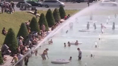 الحر يضرب أوروبا.. السكان يهربون للنافورات وأطعمة مثلجة للحيوانات (فيديو)