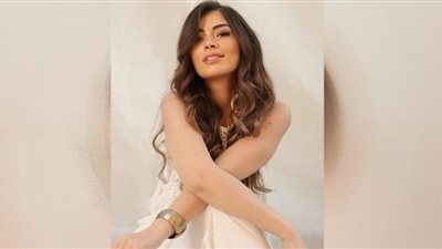 ليلى أحمد زاهر تشبه ملكات الجمال بمكياج ترابي