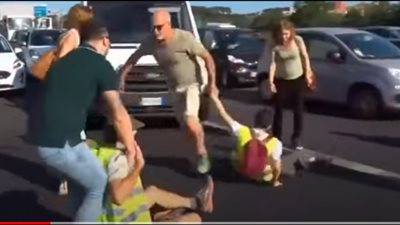 لاجئون أوكرانيون يقطعون الطريق.. وسائق إيطالي يلقنهم درسا قاسيا (فيديو)