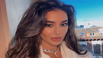 ياسمين صبري تعتمد قميص البيجاما في أحدث إطلالاتها| صور