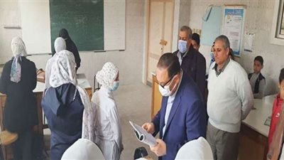 محافظ الشرقية يُفاجئ العاملين بالوحدة المحلية بالصالحية القديمة
