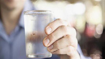 هذا ما يحدث بجسمك عند تناول ماء بارد بعد الأكل مباشرةً