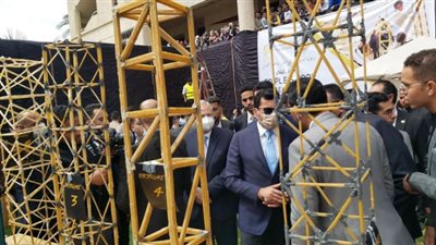 صور.. وزير الشباب يتفقد مشاريع الطلاب المشاركة في مسابقة 