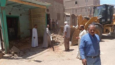إزالة المظلات والتندات والأكشاك بشارع المزارع بصفارة فى قنا