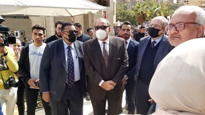 صور.. رئيس جامعة حلوان يتفقد مشاريع الطلاب المشاركة في مسابقة 