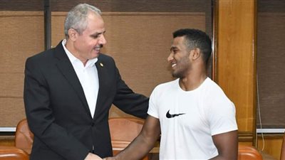 رئيس جامعة القناة يستقبل طالب كلية العلوم بطل إفريقيا في المصارعة الروماني