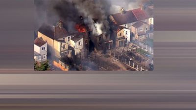 النيران تزحف على منازل إنجلترا.. الحرّ يحول أوروبا لـ «شواية» (شاهد)