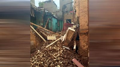 الأجهزة التنفيذية تواصل رفع أنقاض منزل بنجع حمادي