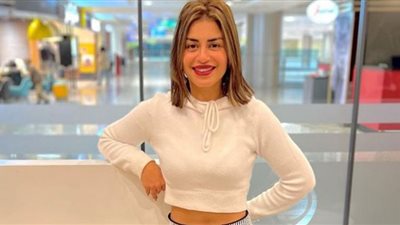 منة فضالي تحتفل باليوم العالمي للمرأة ببطن مكشوف