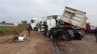 هرب من الكارتة ..انقلاب سيارة تريلا محملة بالطوب الأحمر على سيارة ربع بالمنيا