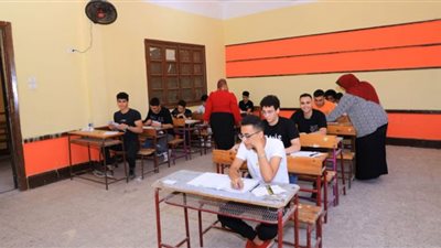 طلاب الثانوية العامة المكفوفون يؤدون امتحان الاقتصاد