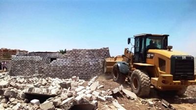 محافظ أيوان يشدد على إزالة التعديات على أراضى الزراعية وأملاك الدولة