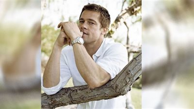 براد بيت يرتدي تنورة في العرض الأول لفيلمه Bullet Train لسبب غريب