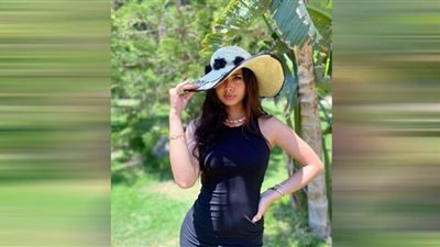 منة عرفة تعتمد البوركيني التريندي على الشاطئ