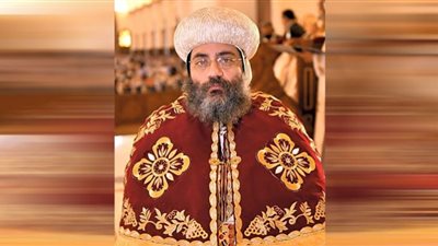 الأنبا فيلوباتير يُلقي تفسيرات الإنجيل في 