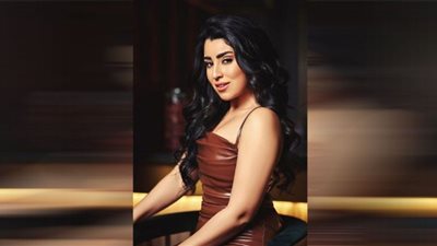 فوق الركبة.. أيتن عامر تتألق بفستان مستوحي من الطبيعة (صور)